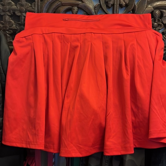 Skort in red with lively pleats in the rear area - Picture 3 of 4